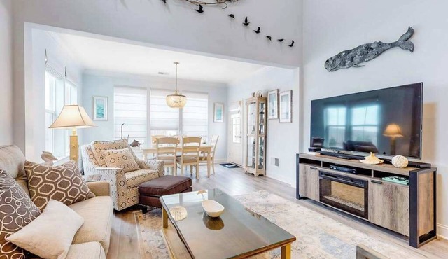 Dog-friendly resort townhouse w/shared sauna, fireplace, basketball/tennis court