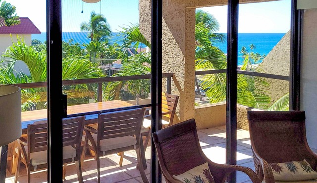 Downtown Kona Condo w/Pool Access: Walk to Beach!