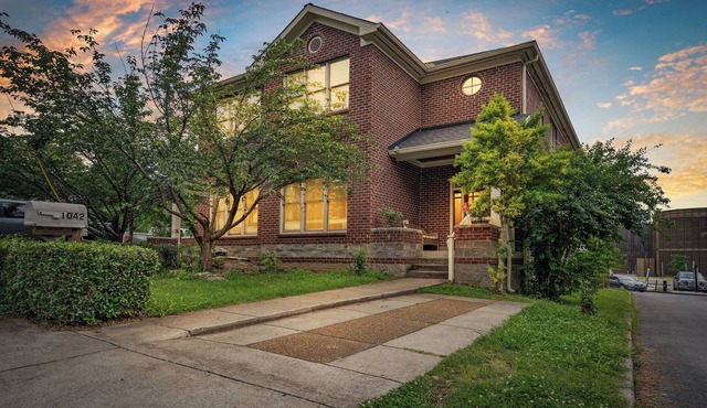 Downtown Luxury – Walk to Broadway – Separate Sleeping Spaces for 12 Guests