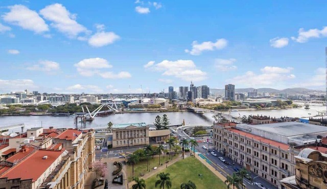 Dress Circle! 2Bed/2Bath/1Car/Amazing Views ~ CBD
