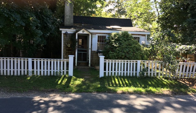East Hampton/Springs Cottage- minutes walk to sea