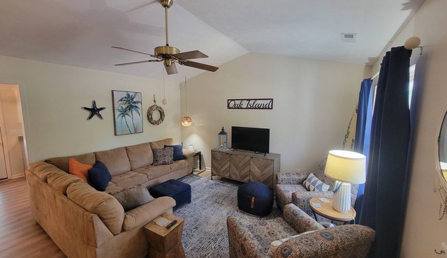Easy Walk to Beach, Concerts, Publix, Splash Pad, Market. Bikes, Carts, & Chairs