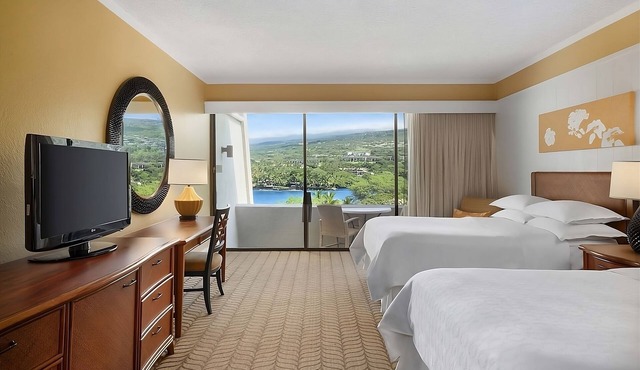 Enjoy The Beauty Of Kona! 3 Spacious Units, Oceanfront, Amazing Dining Options!