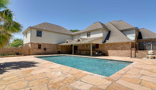 Expansive Home w/Pool Table ~ 15 Mi to Galveston!