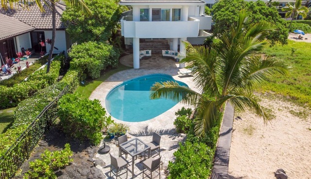 Fabulous Waterfront Modern Home on the Keiki Beach, Walking Distance to Town
