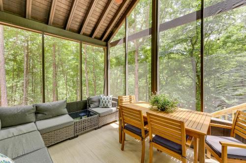 Family-Friendly Dadeville Cabin w/Hot Tub & Porch