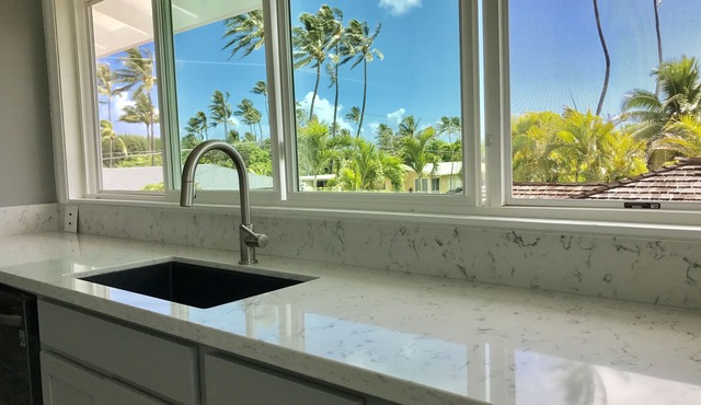 Family friendly Quiet Kailua Beachside lane, steps to lane private beach access