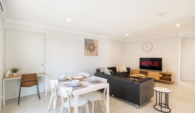 Family Rocklea 3BR | Spacious | Parking | 219D3