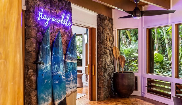 Fun Hawaii Hobbit House w/ AC, Tropical Vibes, Mountain View, Steps to the Beach