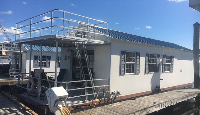 Fun houseboat. Walk to Boston attractions WIFI