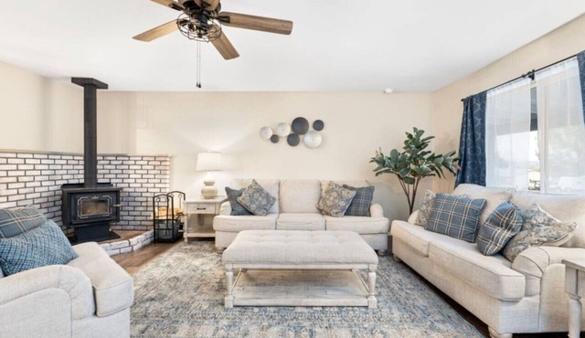 Game-Filled Haven: Spacious Cottonwood Retreat