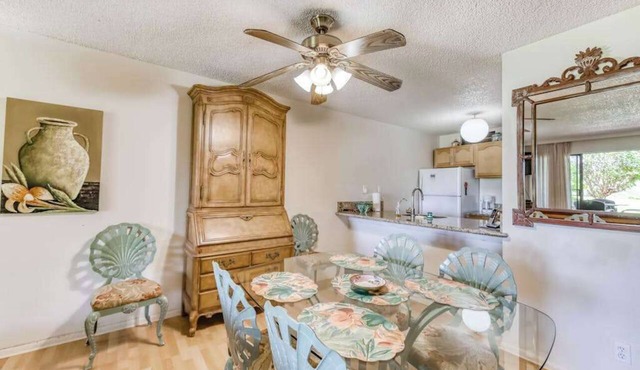 Garden-View Molokai Condo with Lanai, Pool & Walk to Beach