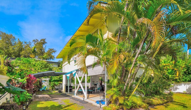 Gated cottage, 3 blocks to beach, A/C Close to Tunnels. Lots of outdoor space