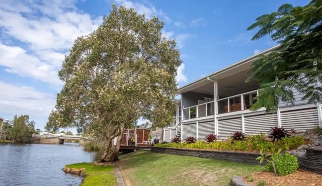 'Ginibi' - Stunning waterfront home, surrounded by nature! Quick walk to beach