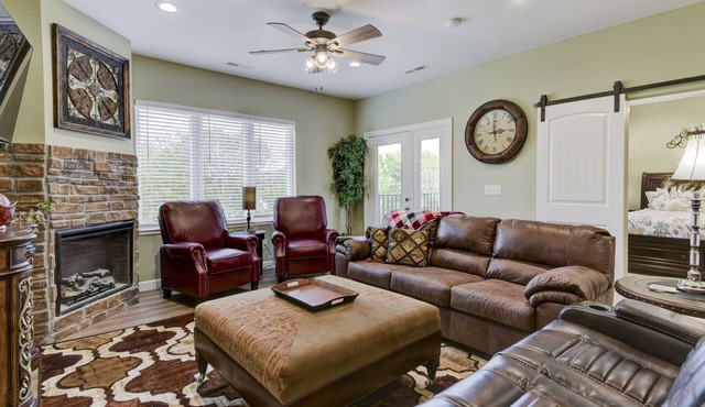 GORGEOUS 3-BEDROOM LUXURY CONDO/HEART OF BRANSON/INDOOR POOL/SPACIOUS/NO-STEPS!