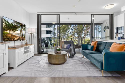 Gorgeous and Spacious 2BR Beach Apt with Pool, Parking and Gym