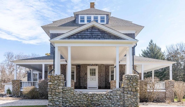 Gorgeous Spacious Victorian Cape Cod Beach View Retreat