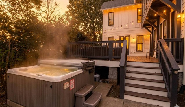 Grand East Nash 4BR-Hot Tub & Deck!