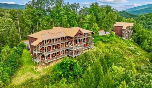 Greenbrier Estate:Luxury, Theaters & Mesmerizing Views