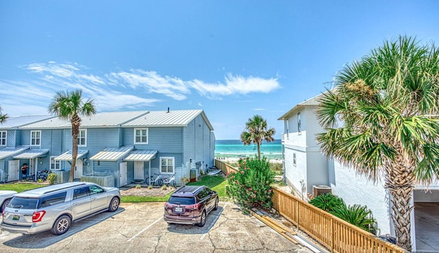 Gulf Views! Only 30 Seconds to the beach Modern Amenities Meets Vintage Charm