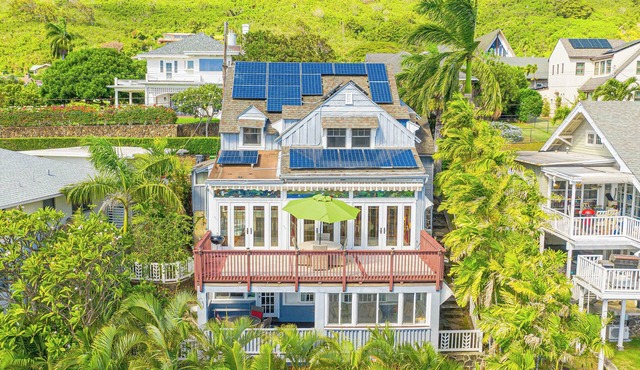 Hale Malino Home with Fireworks & Diamond Head Views near UH