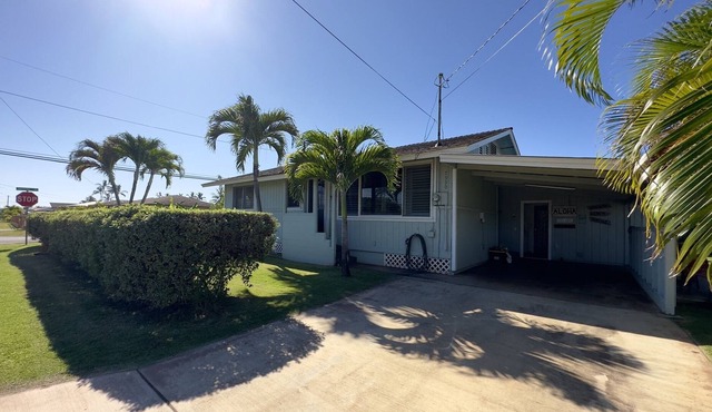 Hale Mano Kia - Classic 3 BR West Side Bungalow . Steps from the beach!