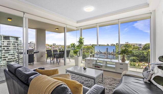 High-Floor 2-Bed CBD Unit With Views & Amenities