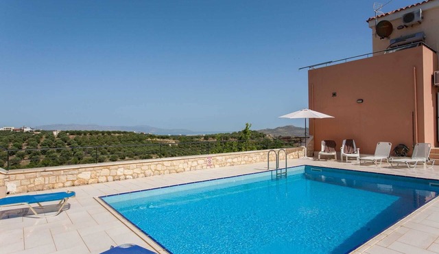 Hillside Seaview Apt.︱A Poolside Holiday Escape