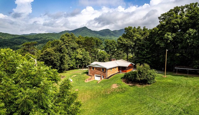 Hilltop Cabin with Mountain Views | Close to Downtown and Natl Park