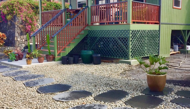 Holualoa Studio Cottage - GIANT OCEAN VIEW! Cool, private, near town