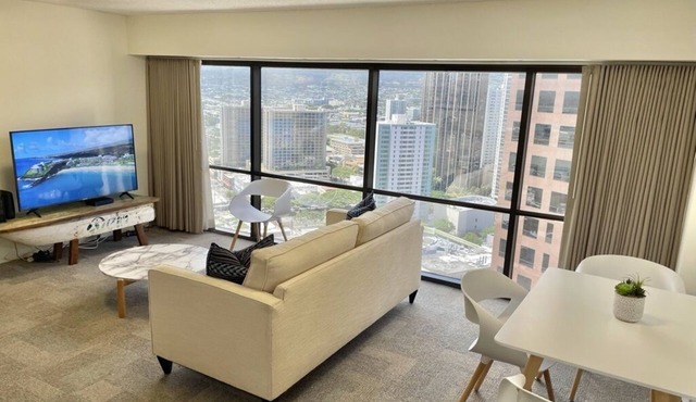 Honolulu Urban Oasis, Experience Breathtaking Views from Your Downtown Apartment