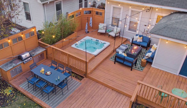 Hot Tub & Game Room~ Private Cooper-Young Bungalow -Fire Pit - Large Yard