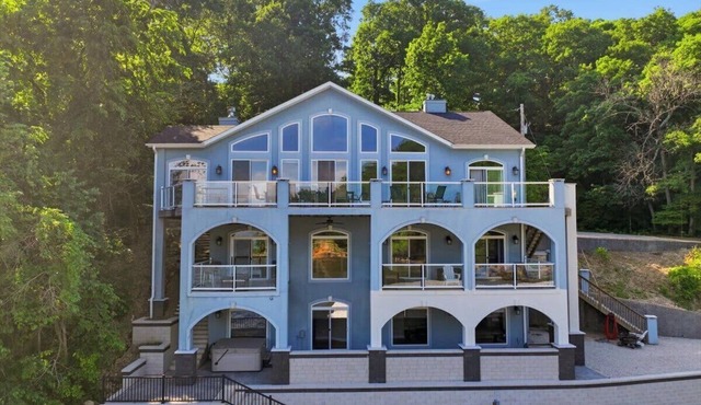 Huge 6 Bd Home Entire Cove! Hot Tub,Dock, GOLF SIM