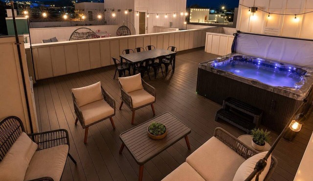 Huge DT 4BR Party House! 9 Beds! Private Hot Tub!