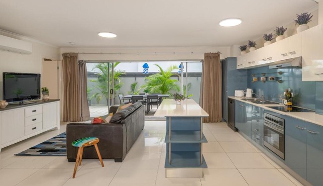 Huge terrace apartment with free parking in the heart of Fortitude Valley