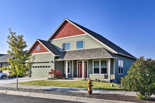 Incredible Oregon Retreat w/Private Hot Tub!