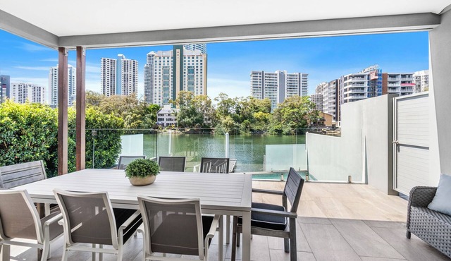 Island Getaway – Spacious Tri-Level Luxury in Surfers Paradise