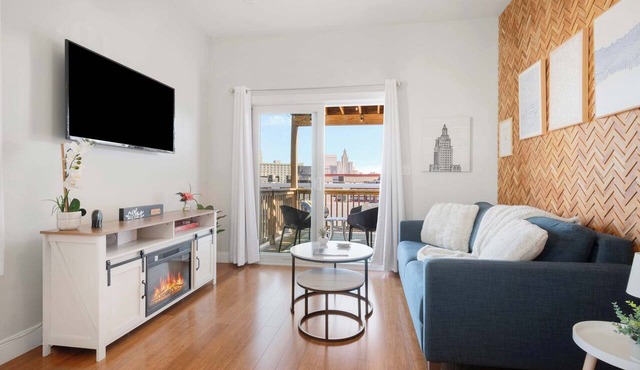 Jennifer’s Chic Apt w/Downtown City Views Private Deck