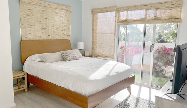 Kailua Private Place in Paradise. Sleeps 2 to 4! Full Kitchen, AC, lanai w/BBQ