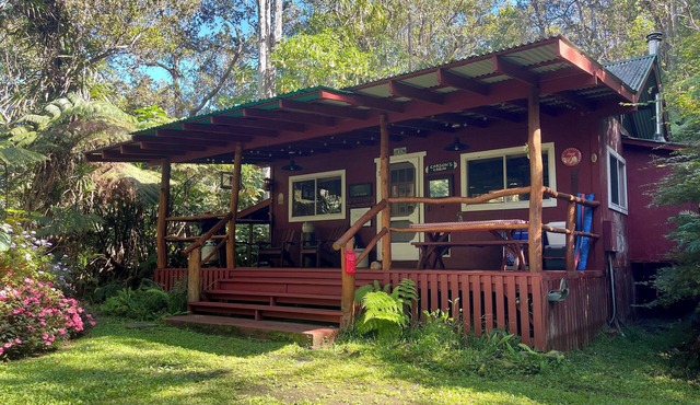 Kaloko mountain cabin above Kona with hot tub and fireplace - rustic adventure!
