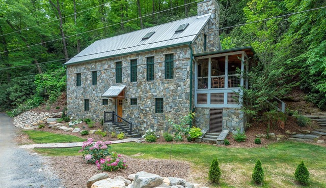 Kibbin | Pet-Friendly Luxury Stone Cottage on Creek