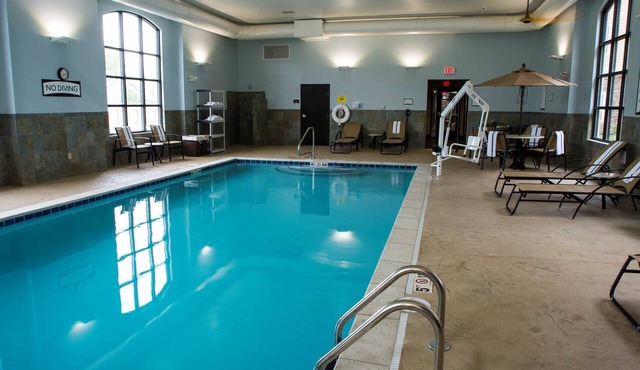King Suite. Free Breakfast. Pool. Near University of Kentucky.