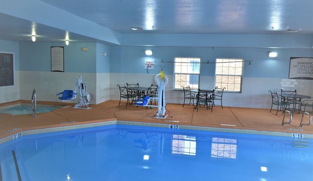 King Suite | Free Daily Breakfast, Pool + Hot Tub Access