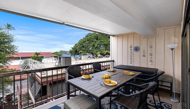 Kona Plaza 201: Cozy Condo w/AC, Shared Pool & Ocean Views