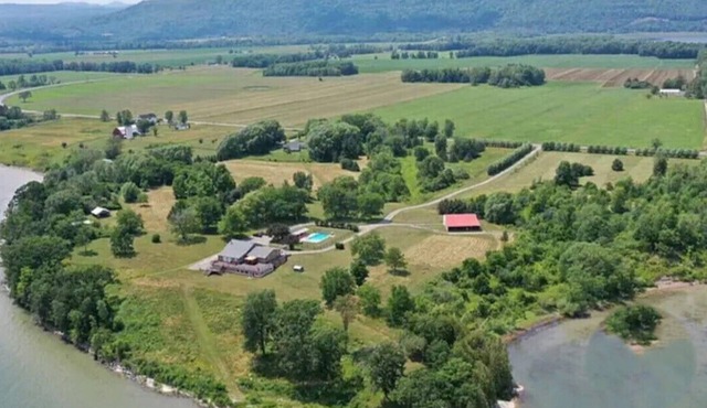 Lake Champlain Estate. 25 Acres, 1500 Feet Lakefront, Beautiful View.