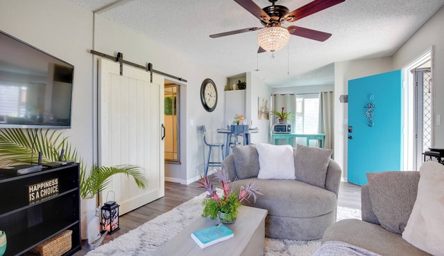 Lanai & Community Pool Access: Sunny Central Condo