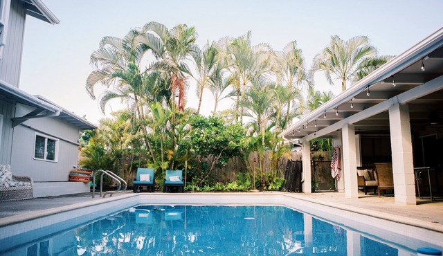 Large, beautiful, updated home w/pool, AC,mins from beach in Kailua!