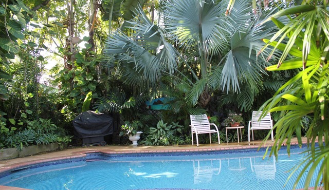 Less than a one minute walk to Kailua Beach, Pool, Bikes, BBQ, A/C, and more