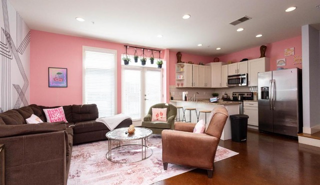 Lipstick & Boots - Luxury 3-Level Condo with Private Garage near Music Row