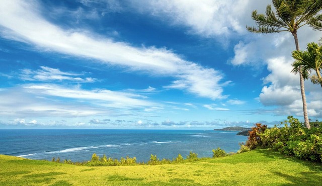 Lovely ground floor with oceanfront views, king bed, pool & more